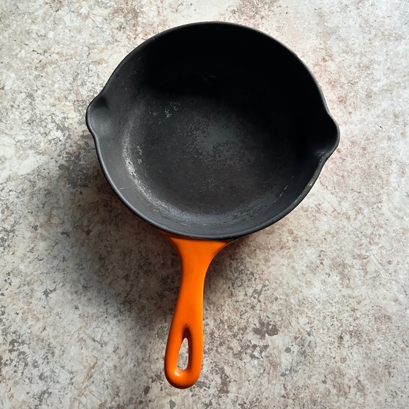 Le Creuset 7.5” Double Spout #20 Cast Iron Skillet - Picture 4 of 5